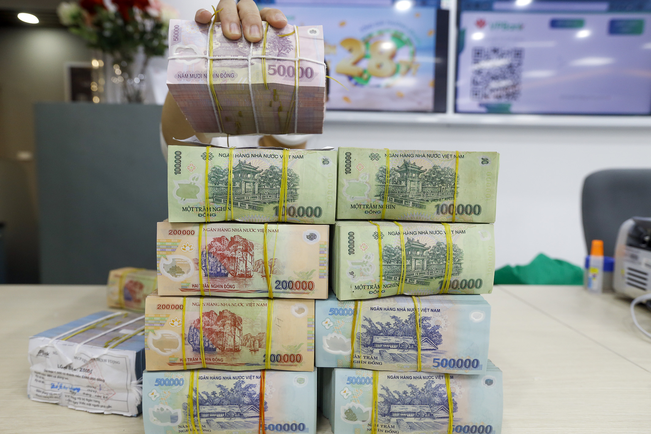 Thị trường tiền tệ tuần 8 - 12/6: Hút ròng hơn 25.700 tỷ đồng, lãi suất qua đêm vẫn lao dốc hơn 5 điểm phần trăm Thị trường tiền tệ tuần 8 - 12/6: Hút ròng hơn 25.700 tỷ đồng, lãi suất qua đêm vẫn lao dốc hơn 5 điểm phần trăm