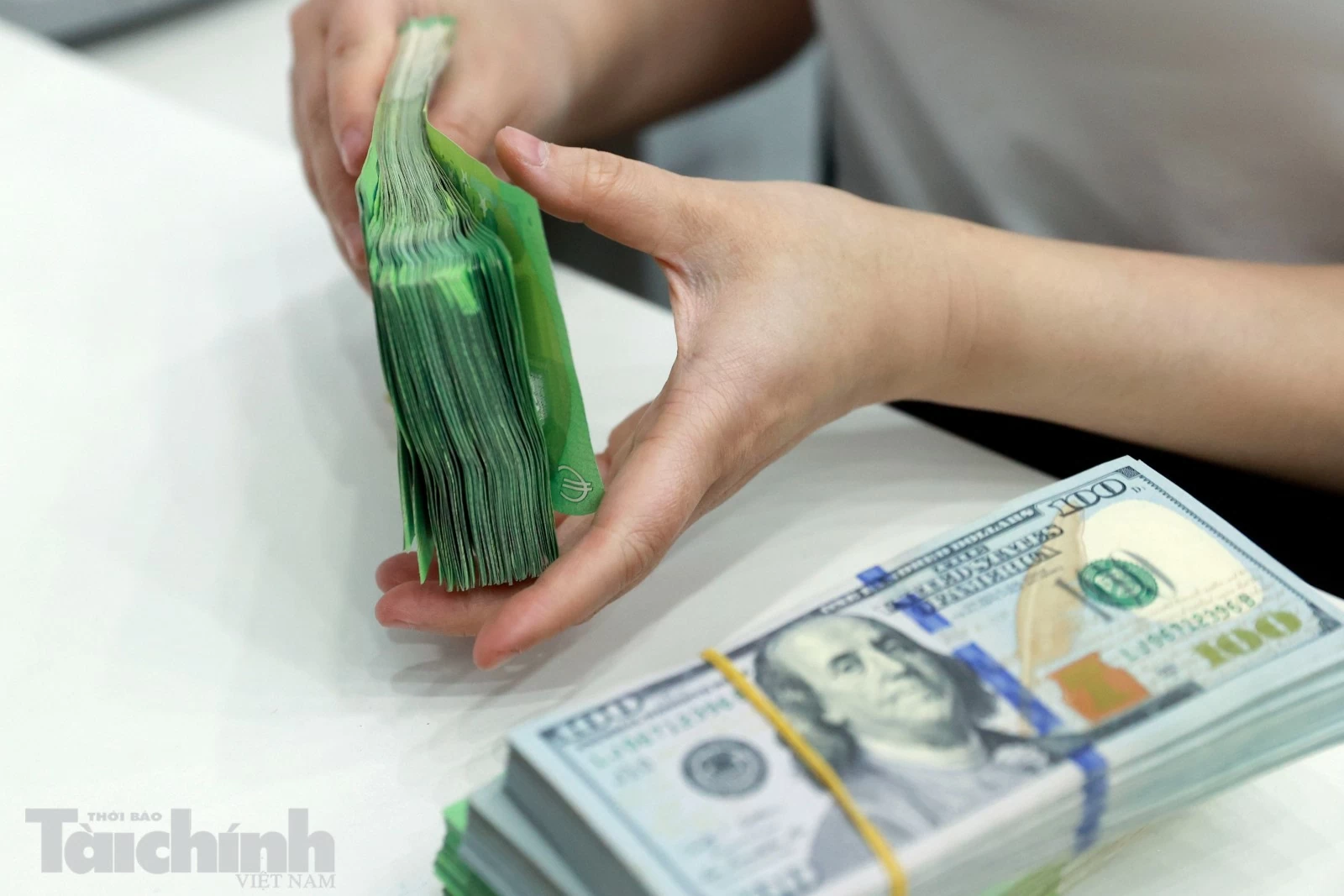 hoạt động giao dịch tại các ngân hàng thương mại ảnh Đức Thanh