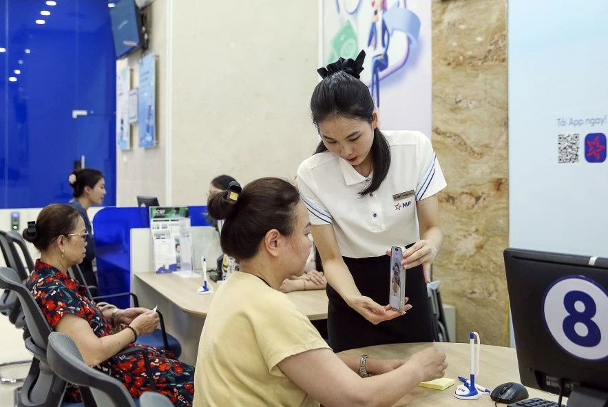 hoạt động giao dịch tại các ngân hàng thương mại ảnh Đức Thanh