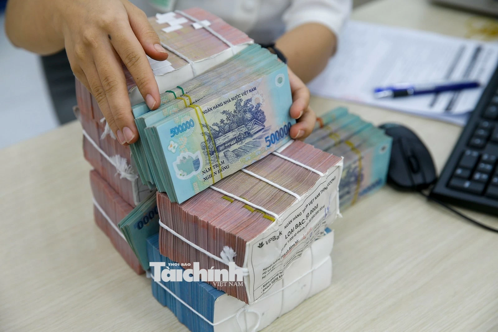 hoạt động giao dịch tại các ngân hàng thương mại ảnh Đức Thanh