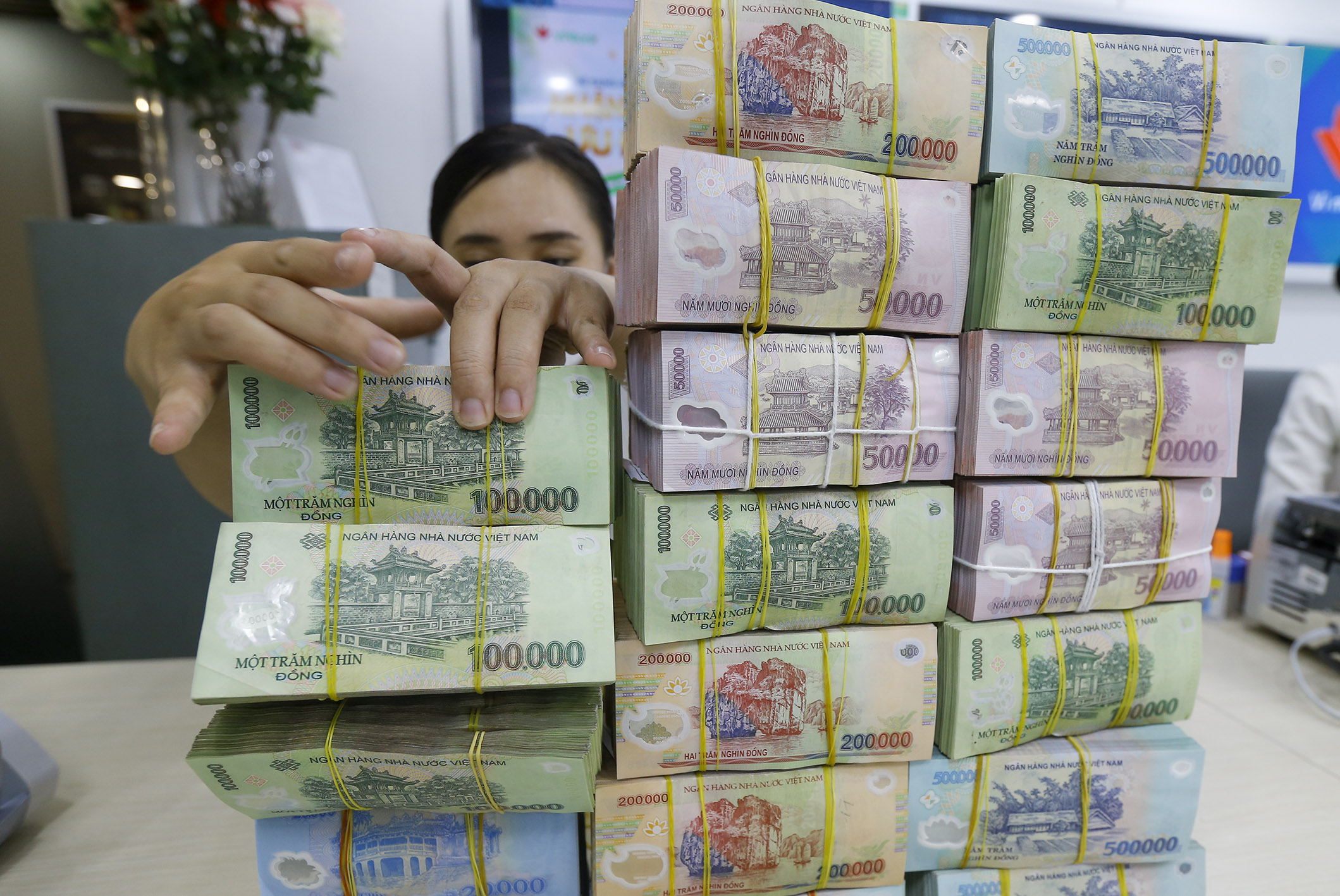 hoạt động giao dịch tại các ngân hàng thương mại ảnh Đức Thanh hoạt động giao dịch tại các ngân hàng thương mại ảnh Đức Thanh