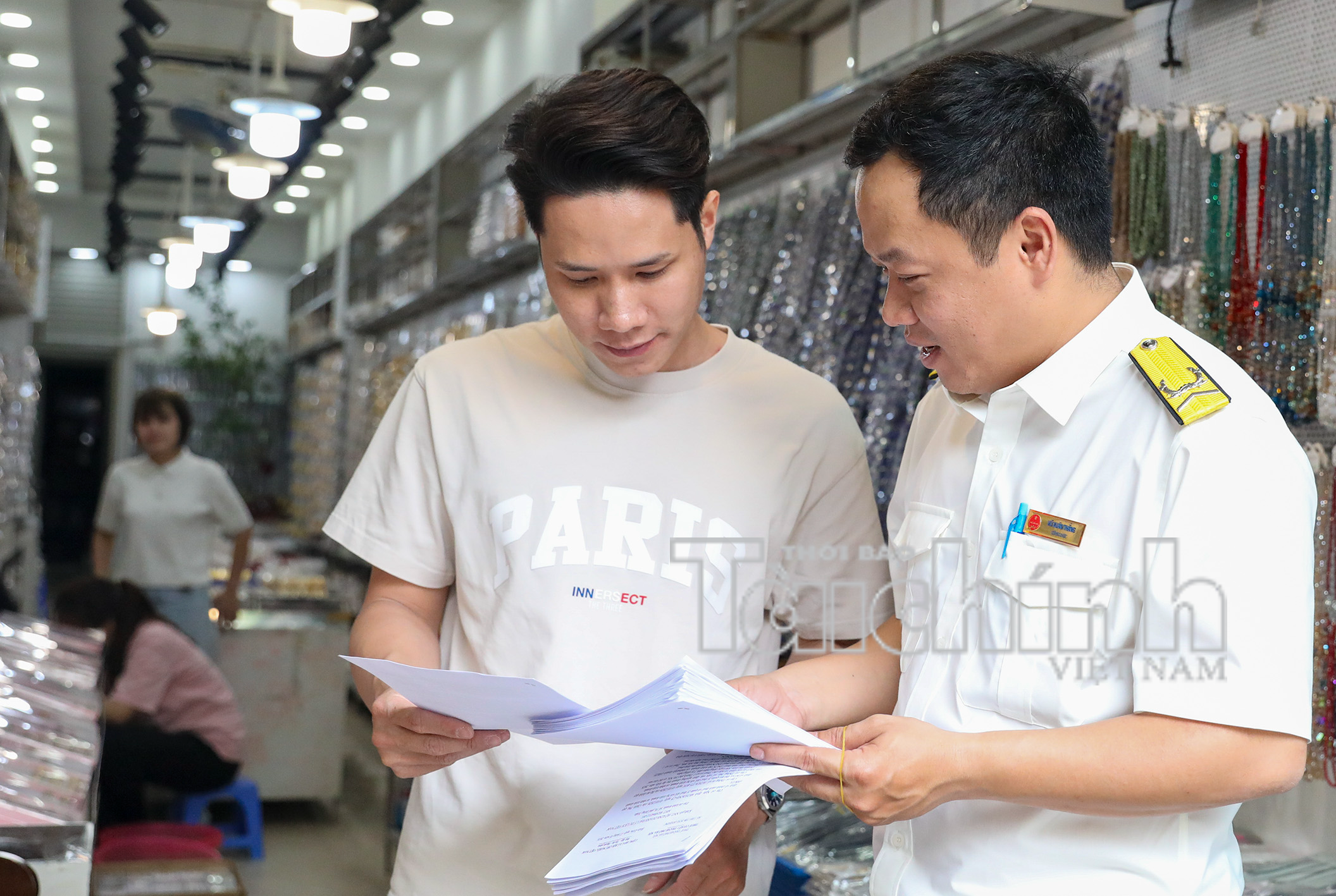 công chức Thuế Hà Nội thực hiện nhiệm vụ tuyên truyền cho các hộ kinh doanh trên địa bàn phường Ba Đình Anh Đức Thanh