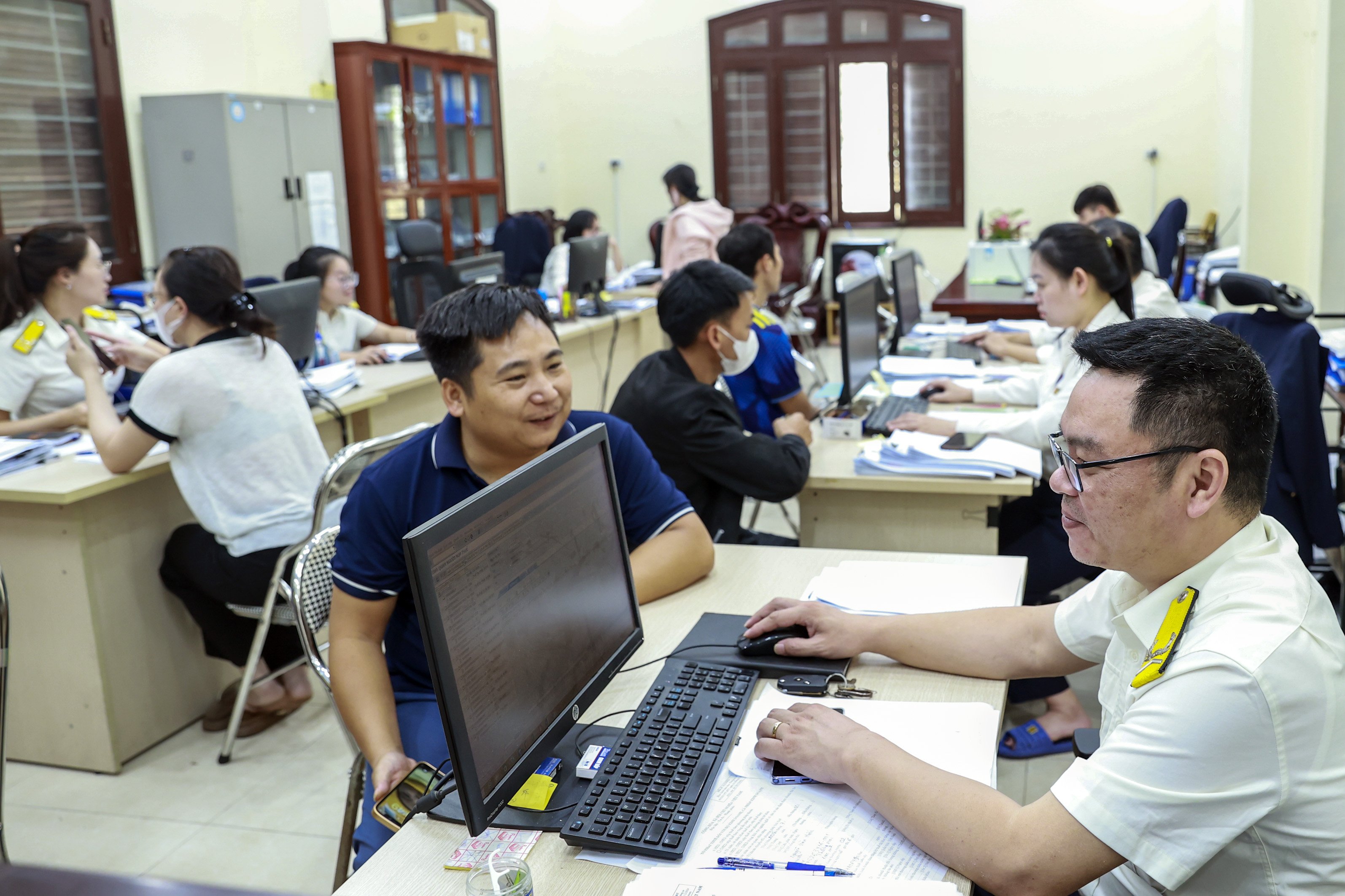 công chức Thuế tỉnh Bắc Ninh hướng dẫn và tuyên truyền cho các hộ kinh doanh trên địa bàn Anh Đức Thanh