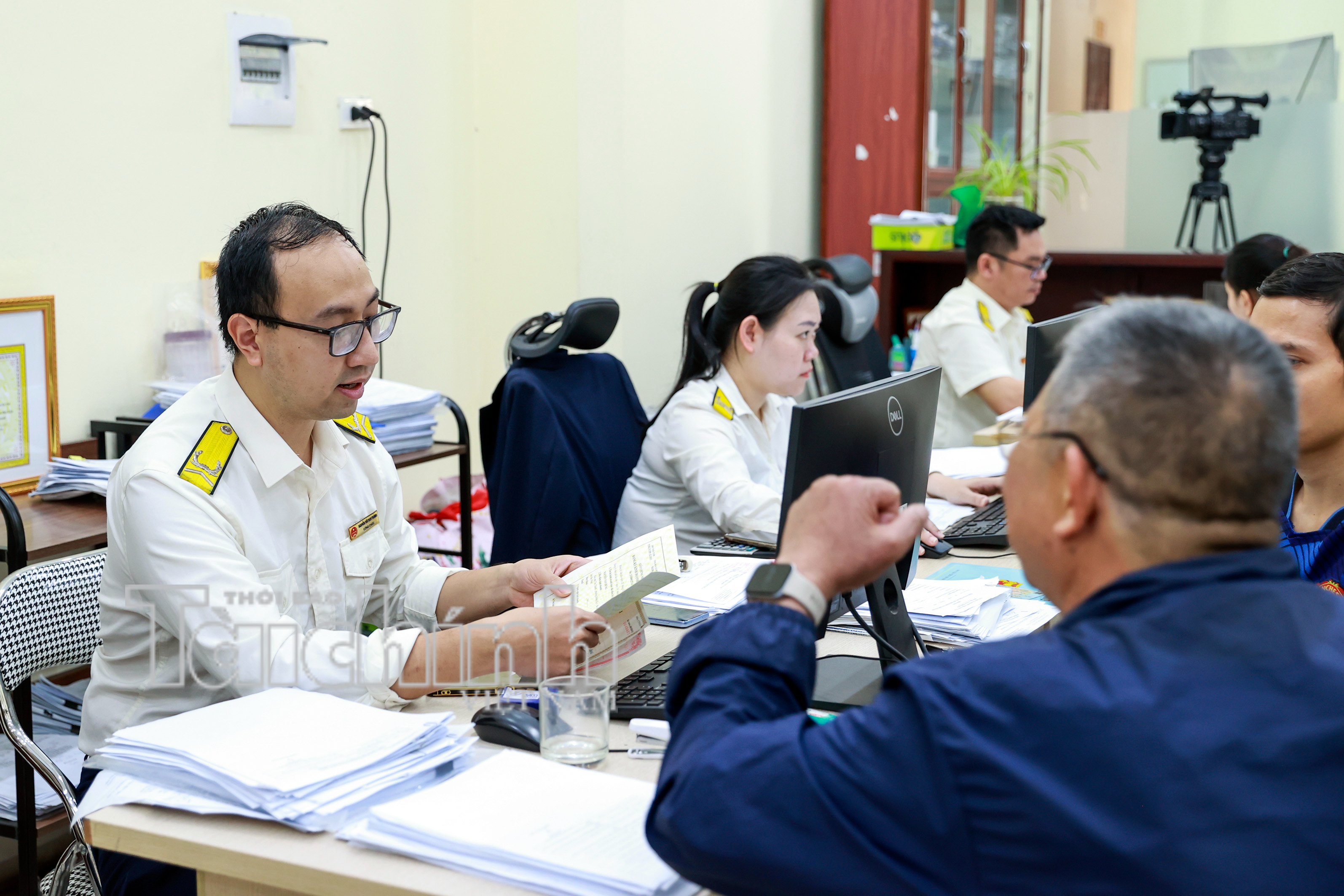 công chức Thuế tỉnh Bắc Ninh hướng dẫn và tuyên truyền cho các hộ kinh doanh trên địa bàn Anh Đức Thanh