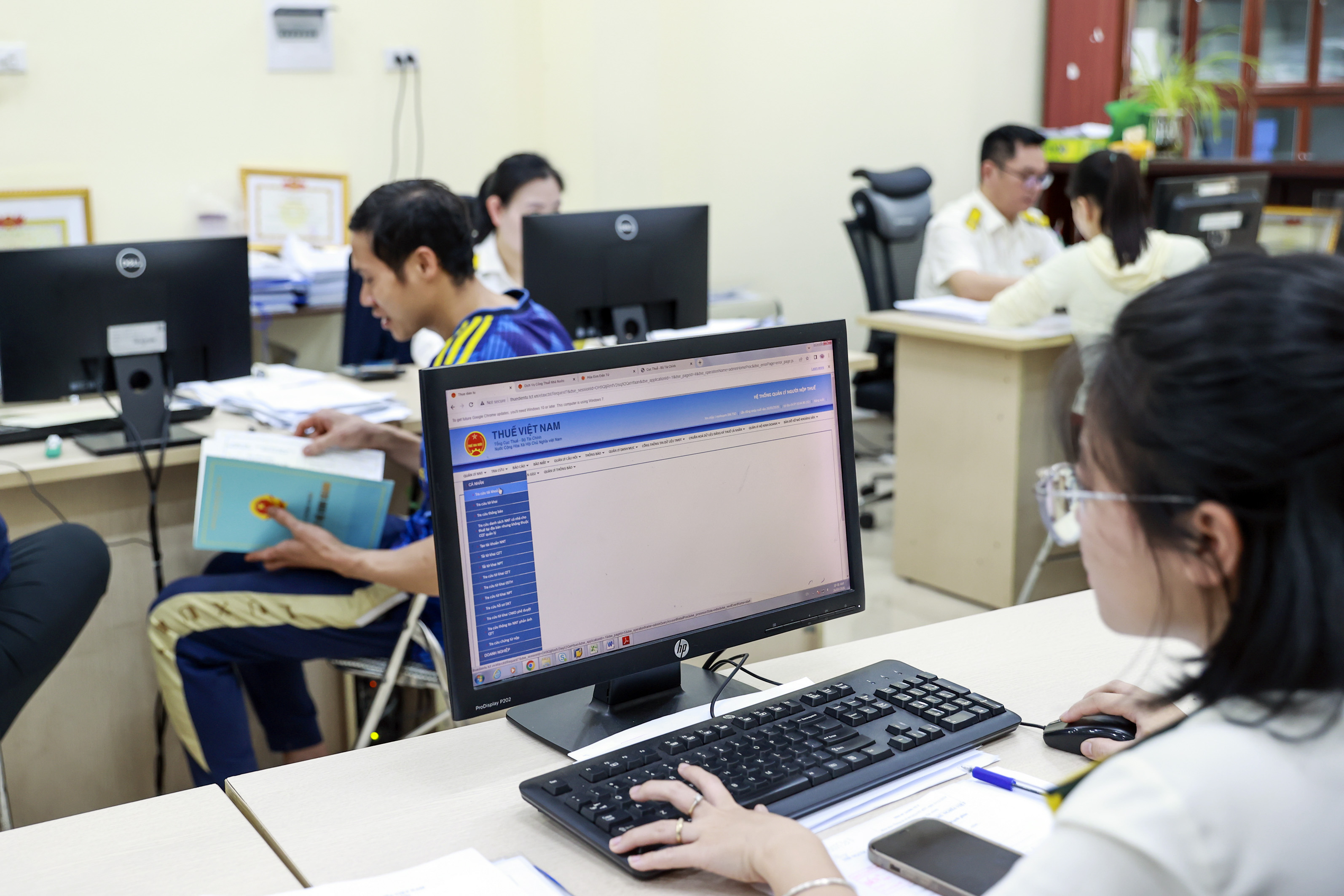 công chức Thuế tỉnh Bắc Ninh hướng dẫn và tuyên truyền cho các hộ kinh doanh trên địa bàn. Anh Đức Thanh công chức Thuế tỉnh Bắc Ninh hướng dẫn và tuyên truyền cho các hộ kinh doanh trên địa bàn Anh Đức Thanh