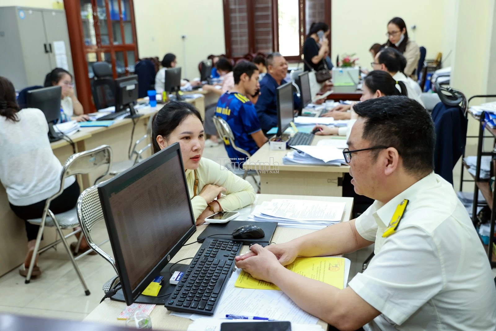 công chức Thuế tỉnh Bắc Ninh hướng dẫn và tuyên truyền cho các hộ kinh doanh trên địa bàn. Anh Đức Thanh công chức Thuế tỉnh Bắc Ninh hướng dẫn và tuyên truyền cho các hộ kinh doanh trên địa bàn Anh Đức Thanh