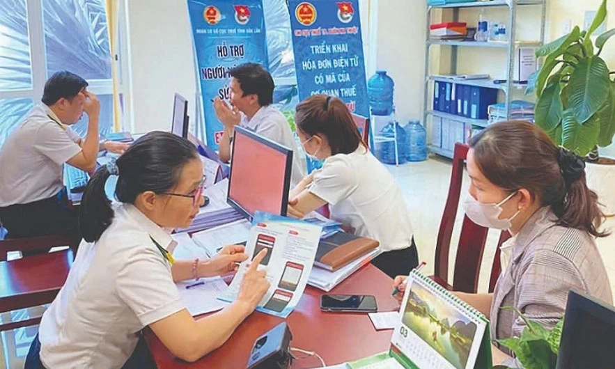 công chức Thuế tỉnh Bắc Ninh hướng dẫn và tuyên truyền cho các hộ kinh doanh trên địa bàn Anh Đức Thanh