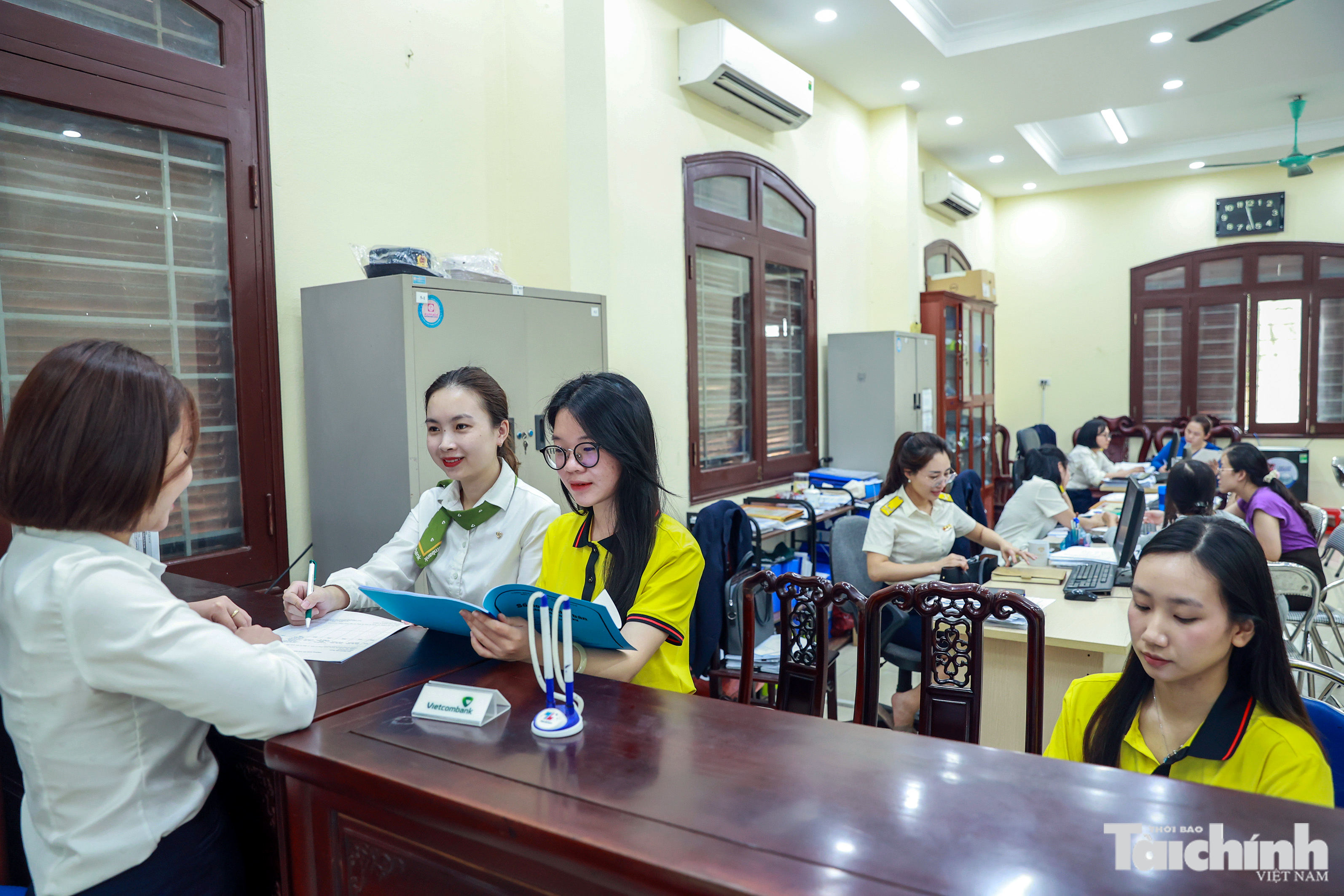 công chức Thuế tỉnh Bắc Ninh hướng dẫn và tuyên truyền cho các hộ kinh doanh trên địa bàn. Anh Đức Thanh công chức Thuế tỉnh Bắc Ninh hướng dẫn và tuyên truyền cho các hộ kinh doanh trên địa bàn Anh Đức Thanh