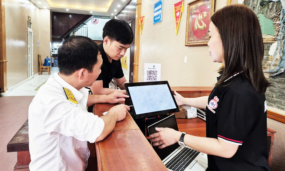 công chức Thuế tỉnh Bắc Ninh hướng dẫn và tuyên truyền cho các hộ kinh doanh trên địa bàn Anh Đức Thanh
