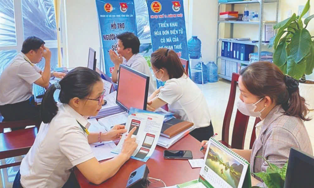 công chức Thuế tỉnh Bắc Ninh hướng dẫn và tuyên truyền cho các hộ kinh doanh trên địa bàn Anh Đức Thanh