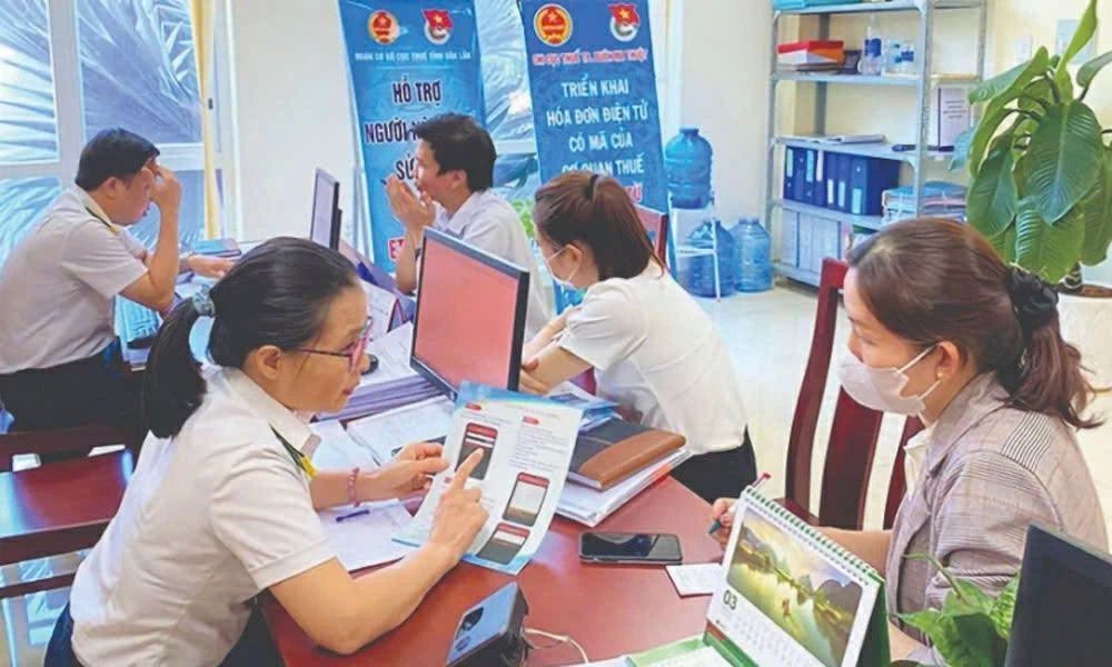công chức Thuế tỉnh Bắc Ninh hướng dẫn và tuyên truyền cho các hộ kinh doanh trên địa bàn. Anh Đức Thanh công chức Thuế tỉnh Bắc Ninh hướng dẫn và tuyên truyền cho các hộ kinh doanh trên địa bàn Anh Đức Thanh