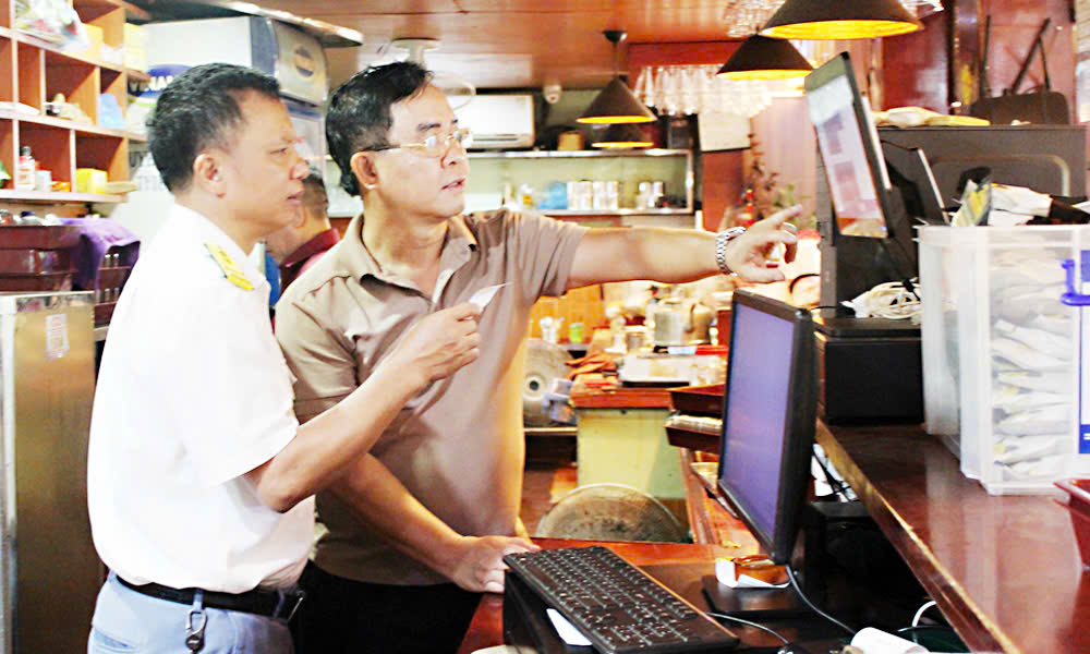 công chức Thuế tỉnh Bắc Ninh hướng dẫn và tuyên truyền cho các hộ kinh doanh trên địa bàn. Anh Đức Thanh công chức Thuế tỉnh Bắc Ninh hướng dẫn và tuyên truyền cho các hộ kinh doanh trên địa bàn Anh Đức Thanh