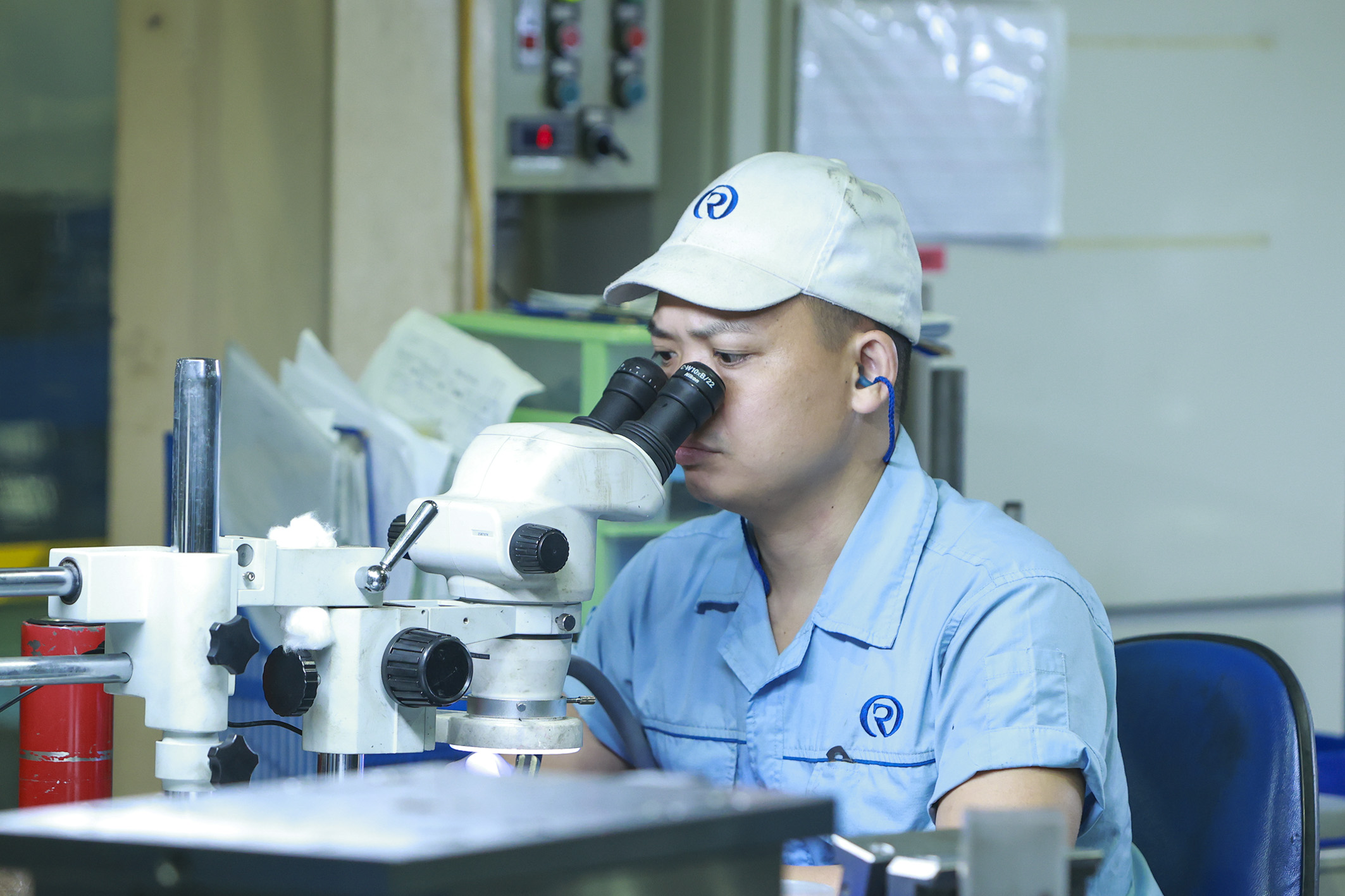 công ty RHYTHM VIETNAM chuyên sản xuất các linh kiện điện tử chi tiết nhựa siêu chính xác tại Sóc Sơn Hà Nội ảnh Đức Thanh