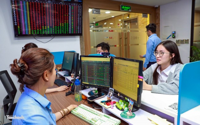 Chứng khoán ngày 7/8: VN-Index trở lại sắc xanh, thanh khoản cải thiện