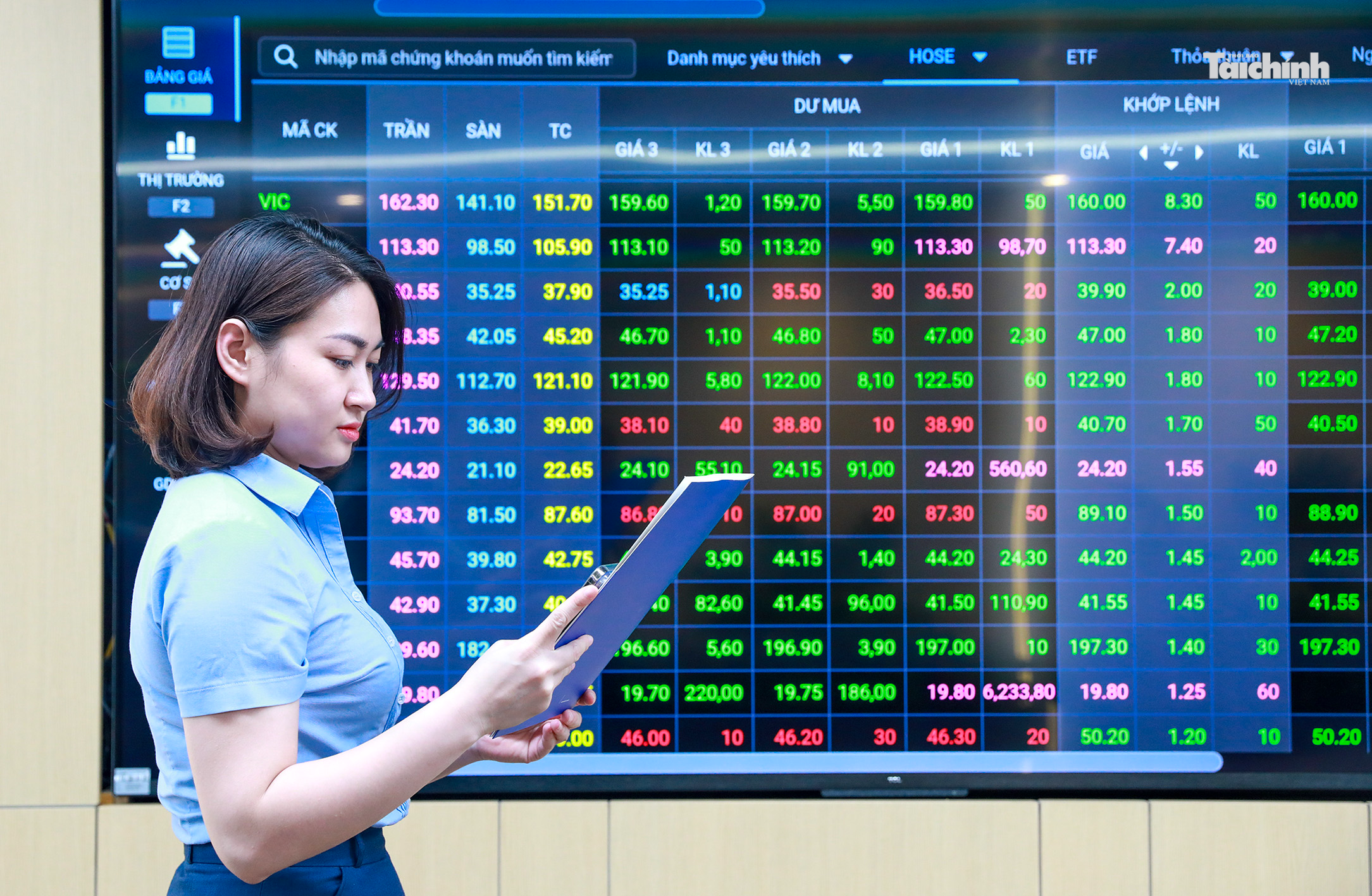 giao dịc chứng khoán tại sàn chứng khoán MSB. Ảnh Đức Thanh giao dịc chứng khoán tại sàn chứng khoán MSB Ảnh Đức Thanh