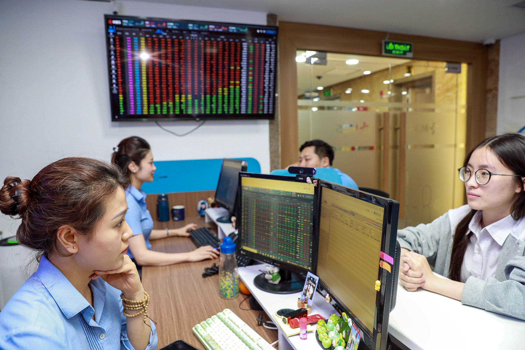 Chứng khoán ngày 25/6: VN-Index giảm gần 15 điểm, áp lực chốt lời gia tăng trước ngưỡng 1.900 điểm