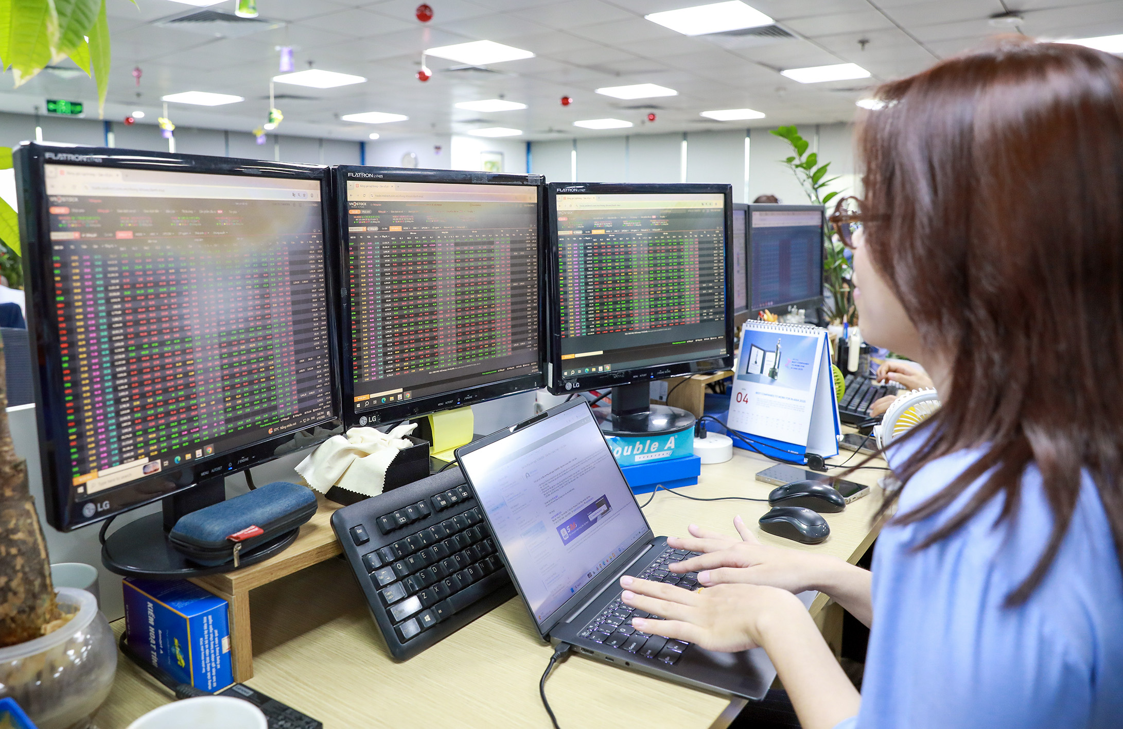 giao dịc chứng khoán tại sàn chứng khoán MSB Ảnh Đức Thanh