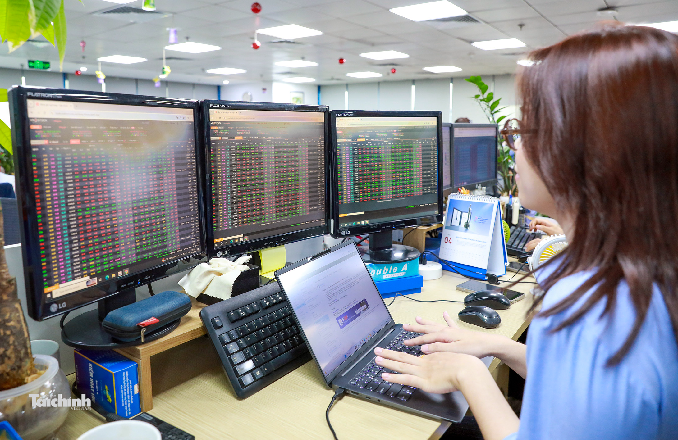 giao dịc chứng khoán tại sàn chứng khoán MSB Ảnh Đức Thanh