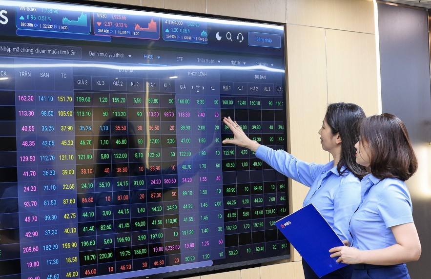 giao dịc chứng khoán tại sàn chứng khoán MSB. Ảnh Đức Thanh giao dịc chứng khoán tại sàn chứng khoán MSB Ảnh Đức Thanh