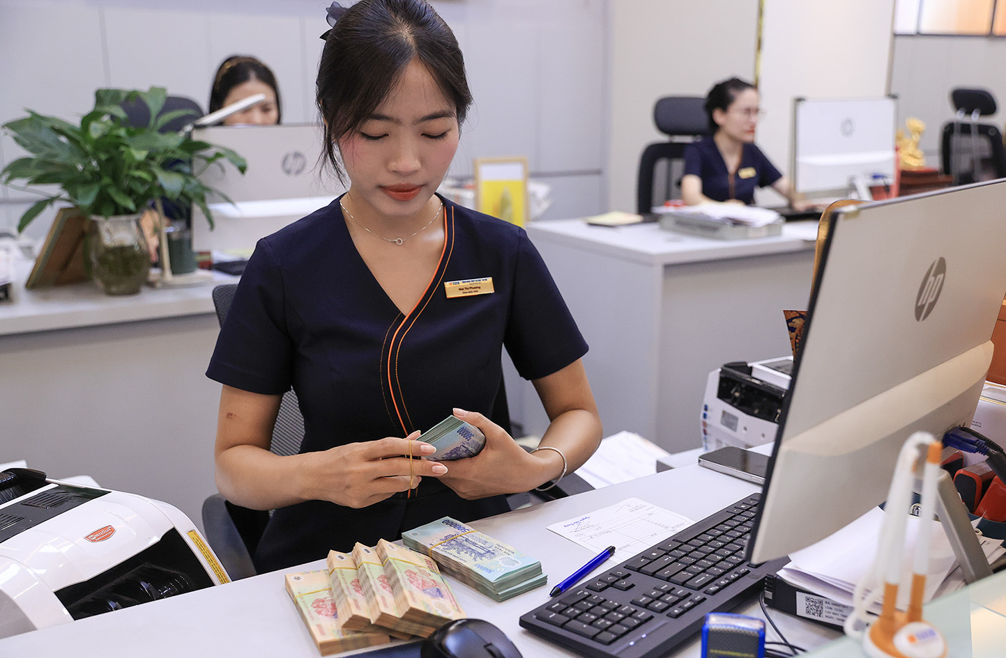 giao dịch tại một chi nhánh của ngân hàng SHB ở Hà Nội ảnh Đức Thanh