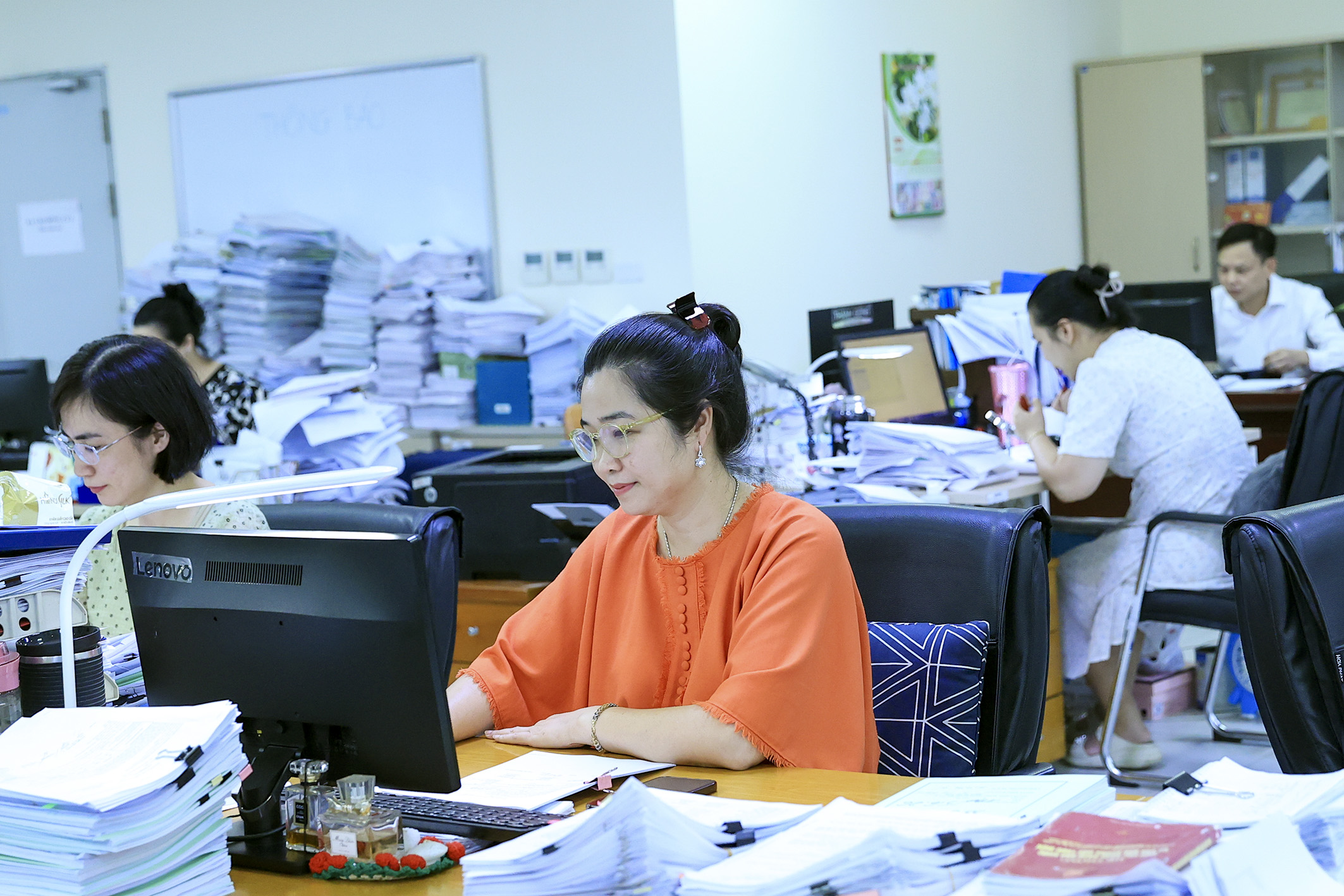 hoạt động nghiệp vụ của cán bộ, công chức viên chức kho bạc nhà nước khu vực I. Ảnh Đức Thanh hoạt động nghiệp vụ của cán bộ công chức viên chức kho bạc nhà nước khu vực I Ảnh Đức Thanh