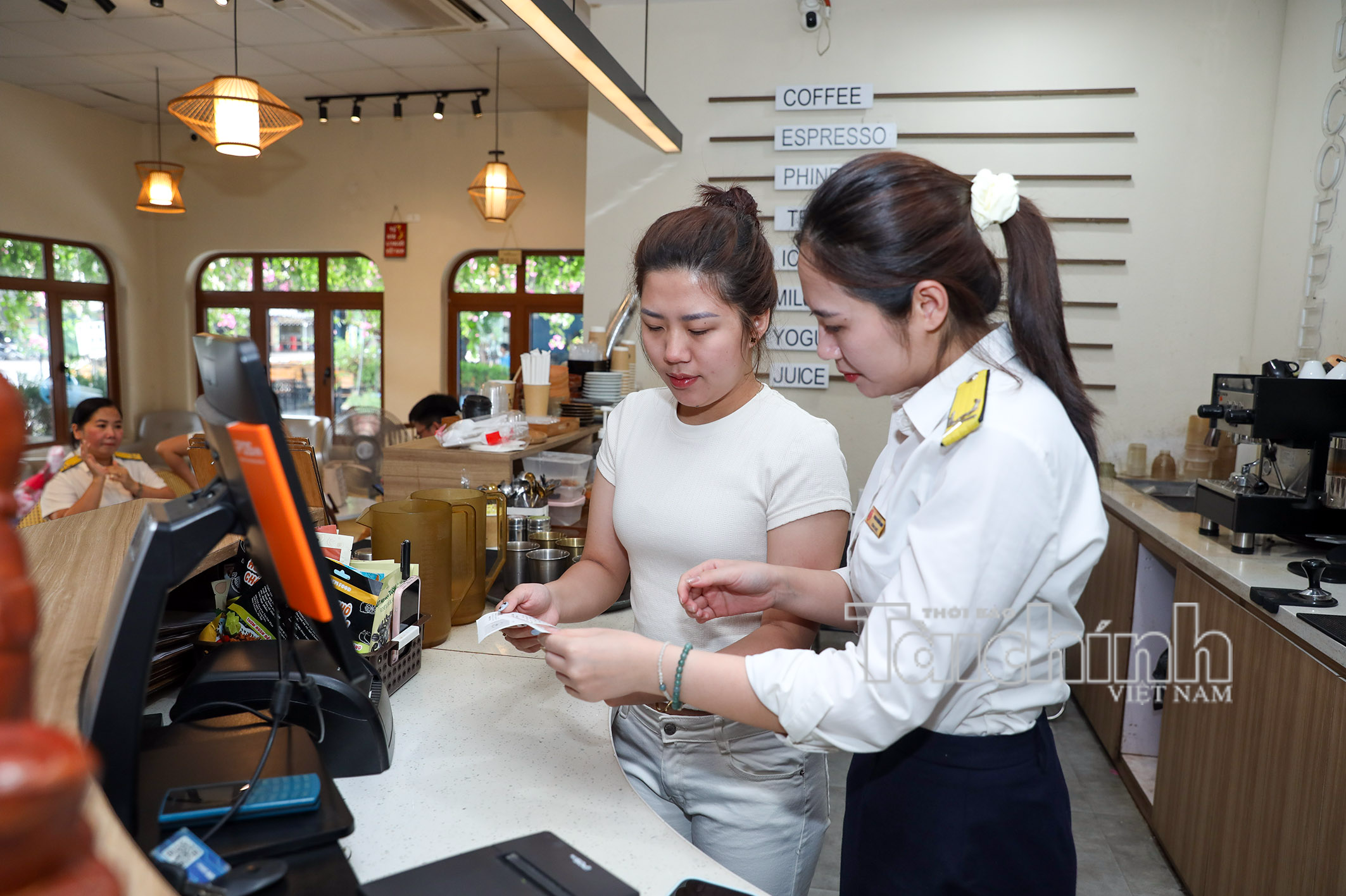 hoạt động của cán bộ thuế tỉnh Nghệ An cơ sở 9 hướng dẫn người dân hộ kinh doanh về các nghiệp vụ thuế Ảnh Đức Thanh