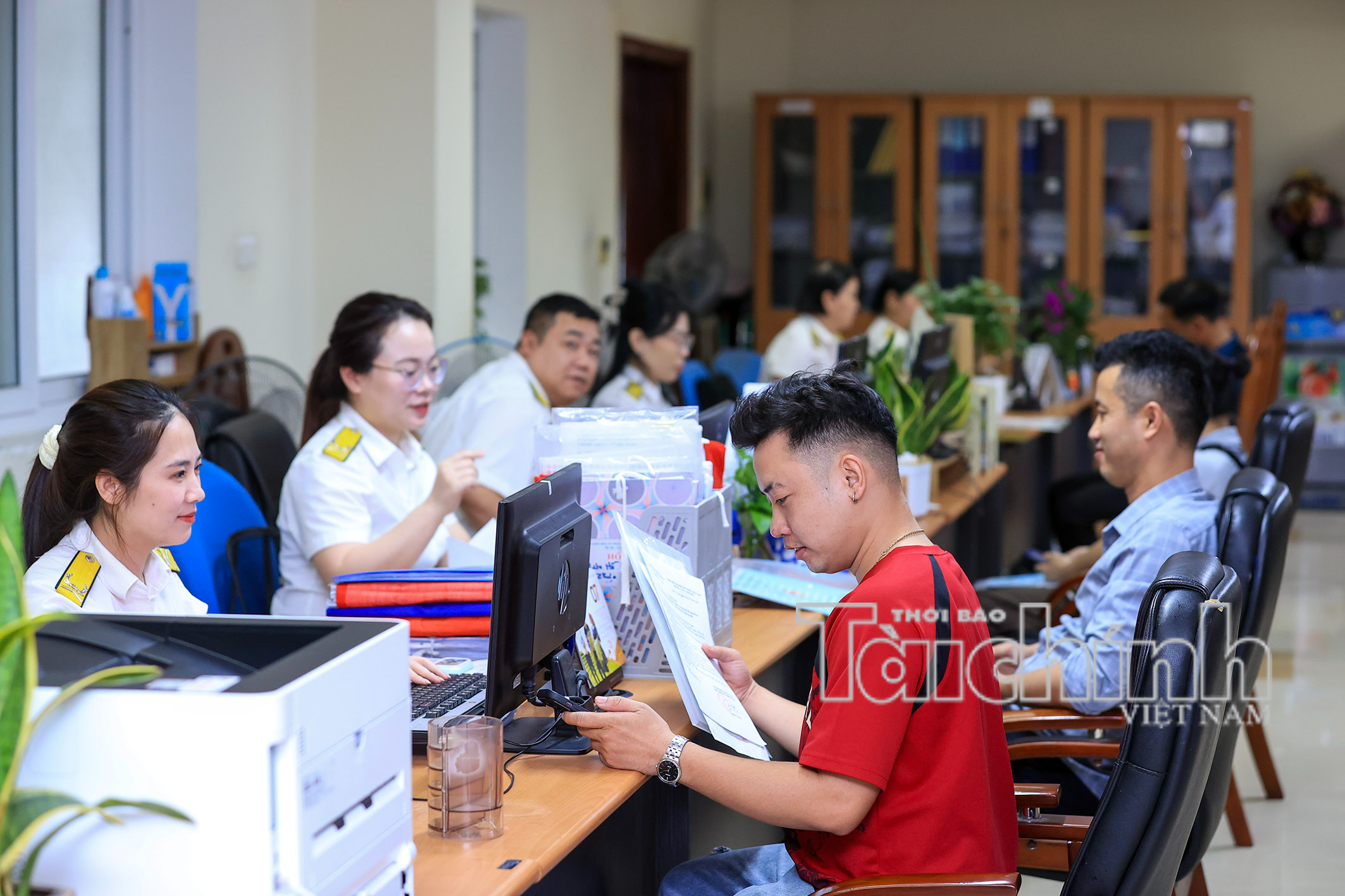 hoạt động của cán bộ thuế tỉnh Nghệ An cơ sở 9 hướng dẫn người dân, hộ kinh doanh về các nghiệp vụ thuế. Ảnh Đức Thanh hoạt động của cán bộ thuế tỉnh Nghệ An cơ sở 9 hướng dẫn người dân hộ kinh doanh về các nghiệp vụ thuế Ảnh Đức Thanh