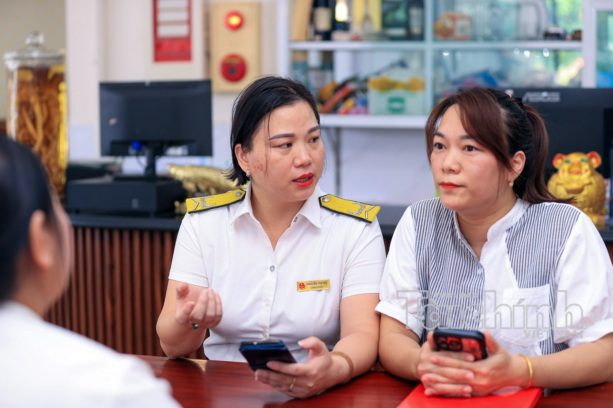 hoạt động của cán bộ thuế tỉnh Nghệ An cơ sở 9 hướng dẫn người dân hộ kinh doanh về các nghiệp vụ thuế Ảnh Đức Thanh