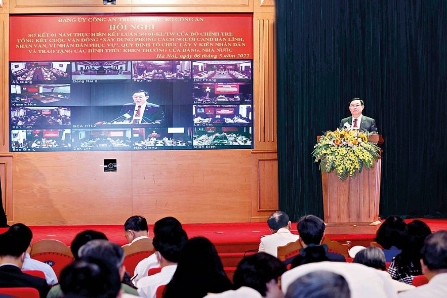 Quốc hội và lá chắn thép