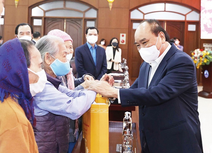 Tổ quốc giờ phút như đang long lanh